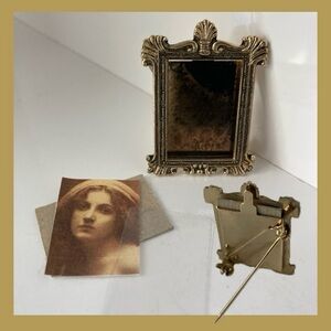 EUC Vintage photo frame styled Brooch, REO Co. Signed. Antique looking gold tone